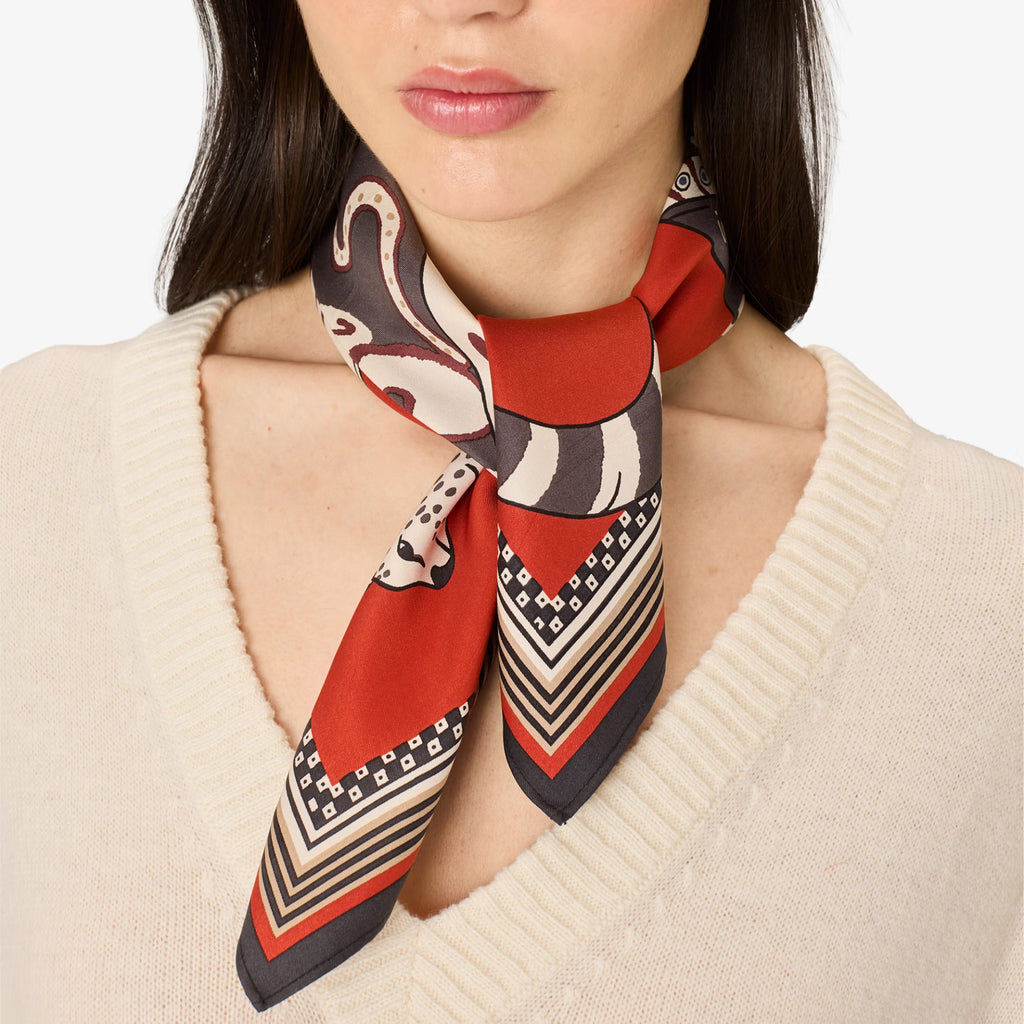Inoui Editions Square Scarf Collectionneur in Orange
