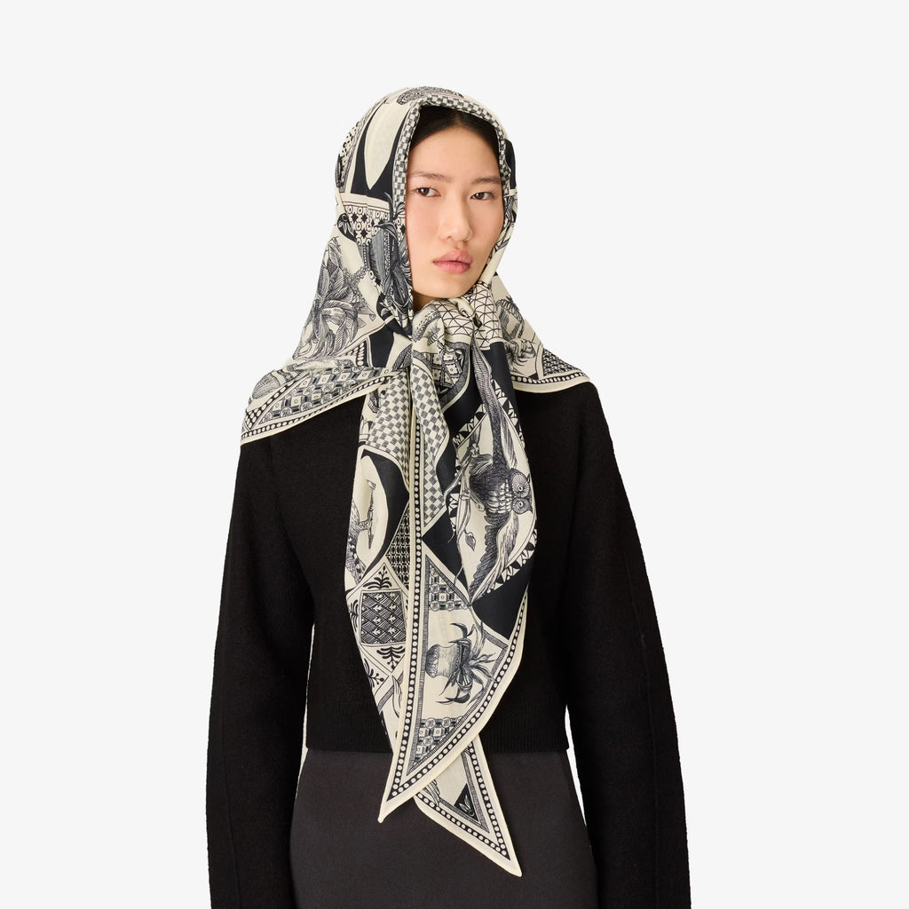 Inoui Editions Triangle Scarf Barocco in Black