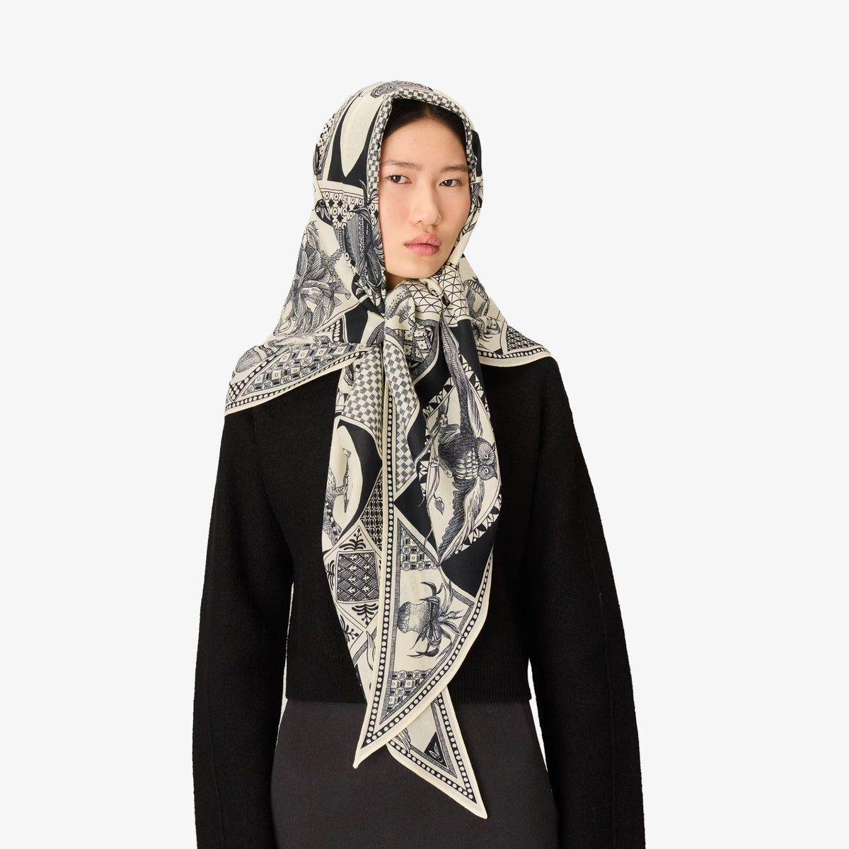 Inoui Editions Triangle Scarf Barocco in Black