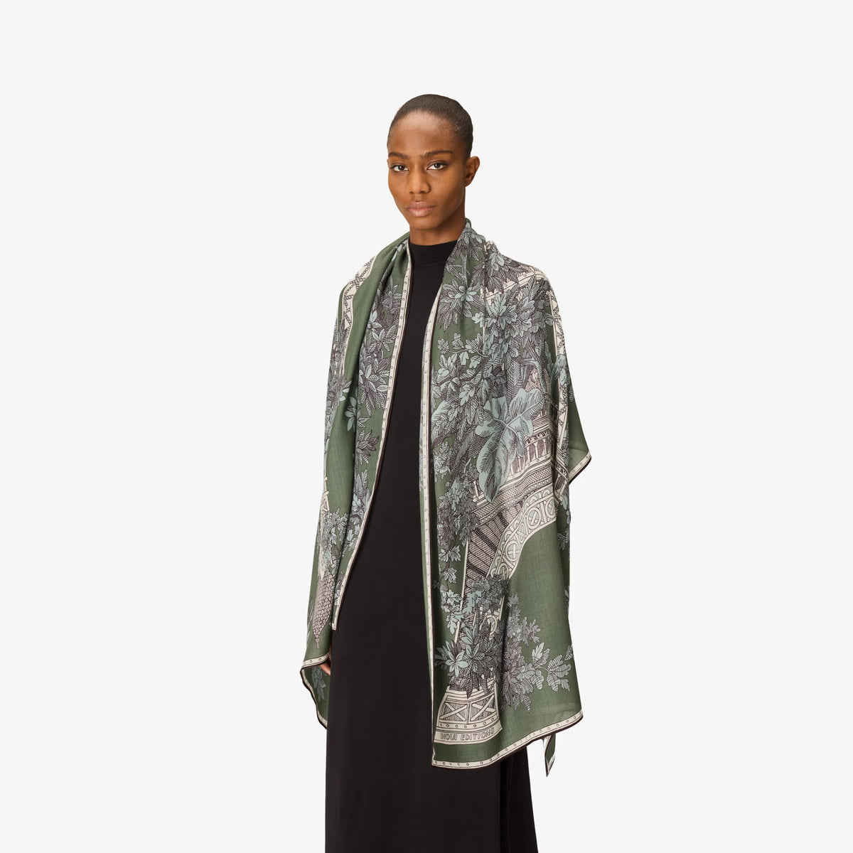 Inoui Editions Scarf 1889 in Khaki