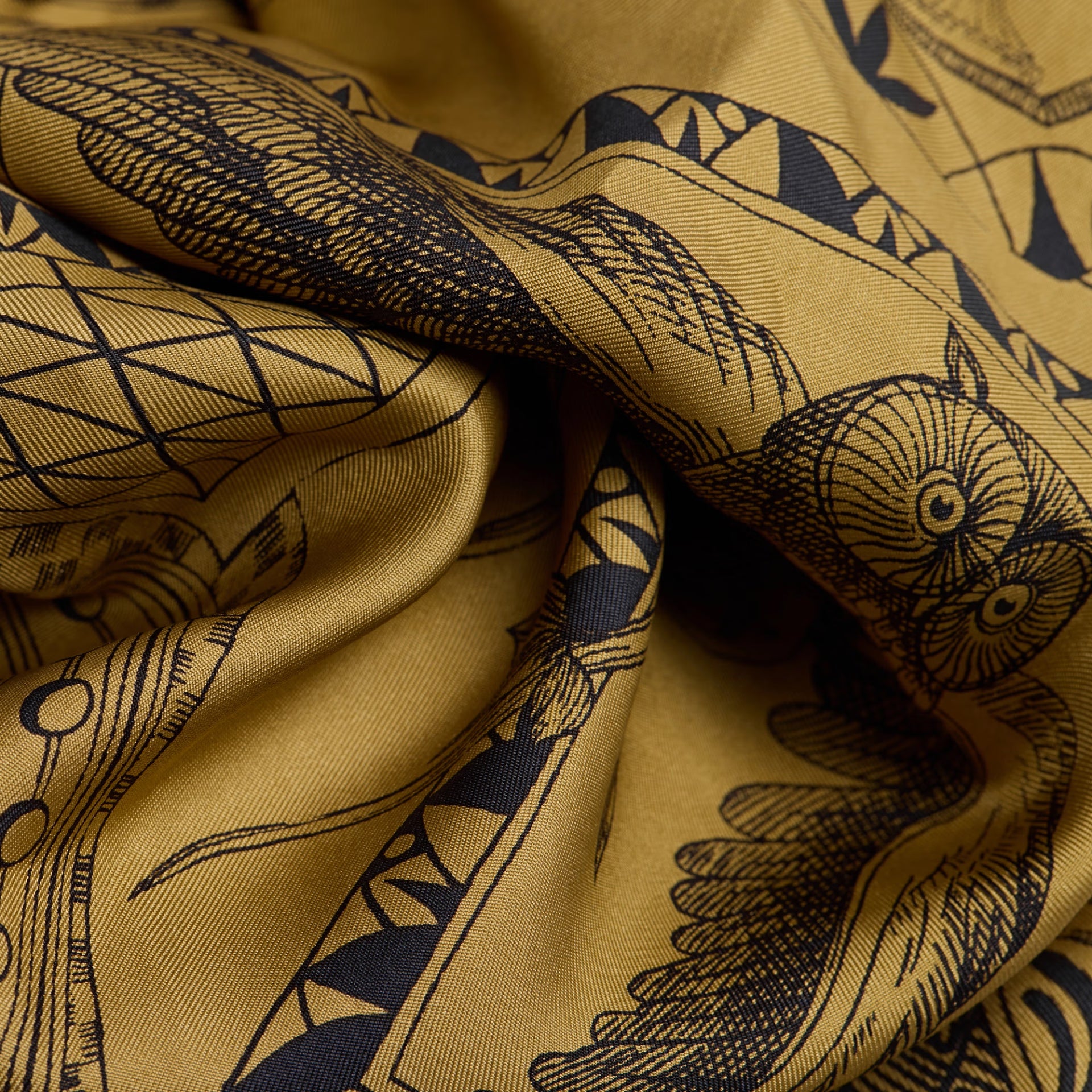 Inoui Editions Square Scarf Barocco in Golden
