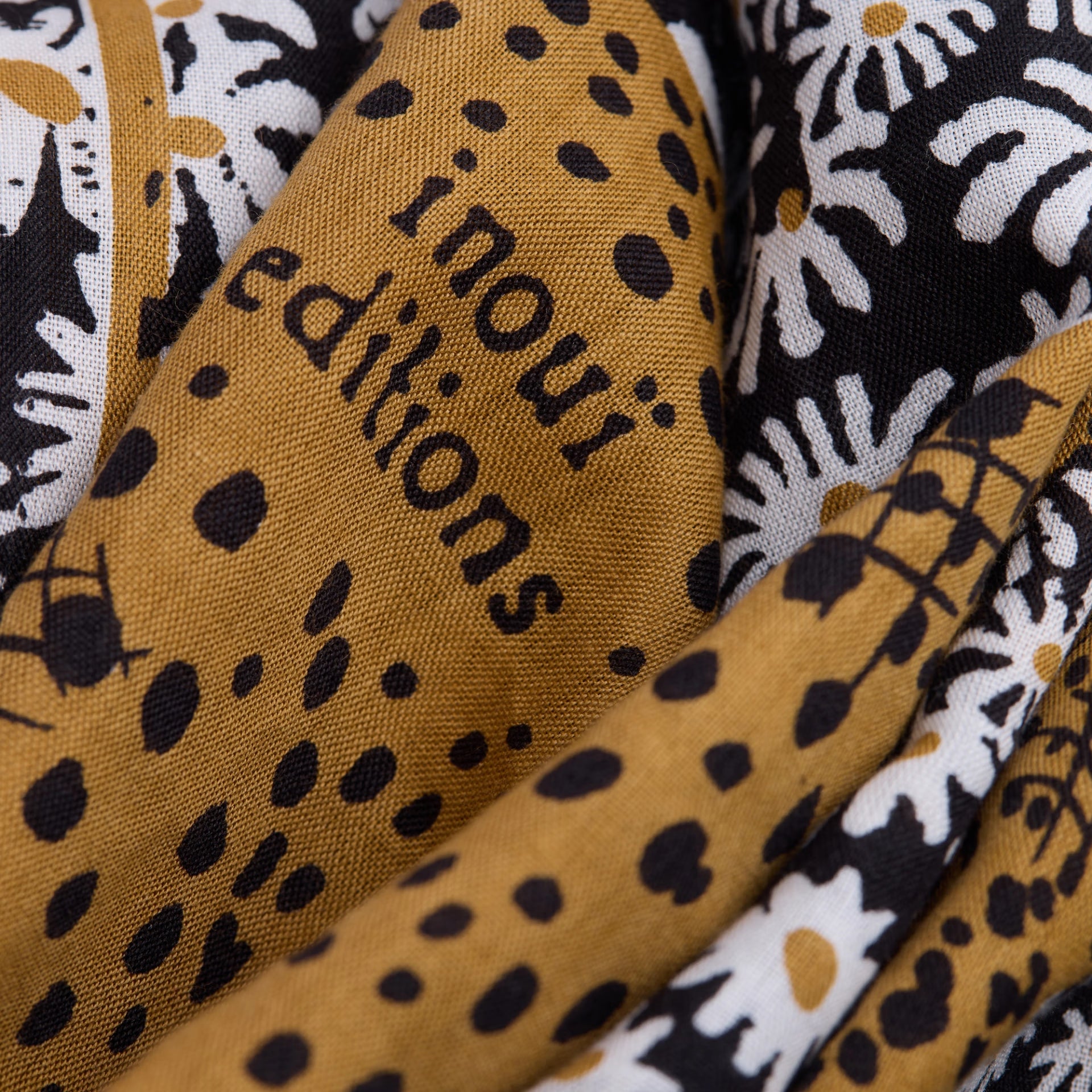 Inoui Editions Square Scarf Pampa in Black