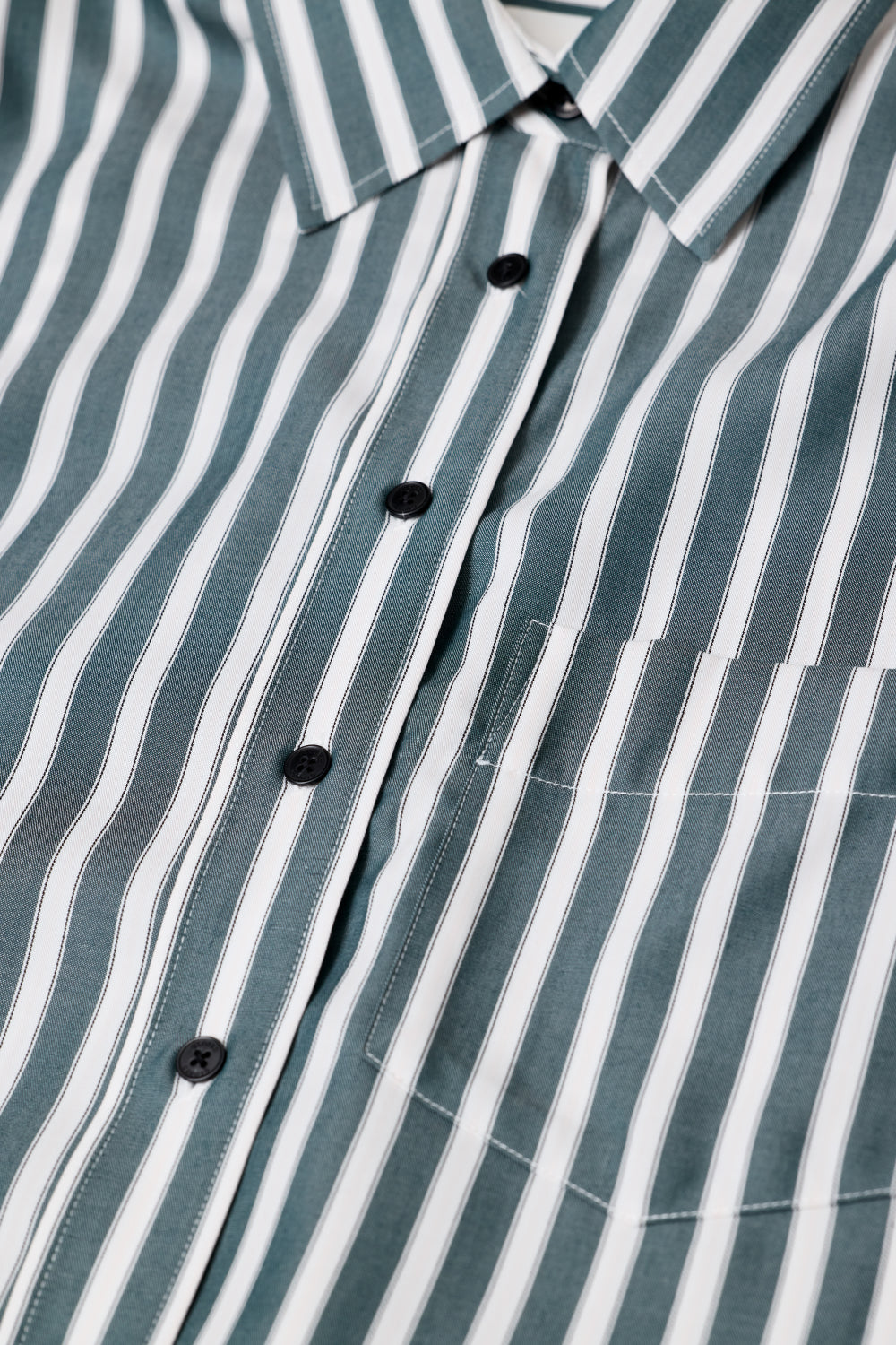 Closed Cropped Classic Shirt in Royal Green