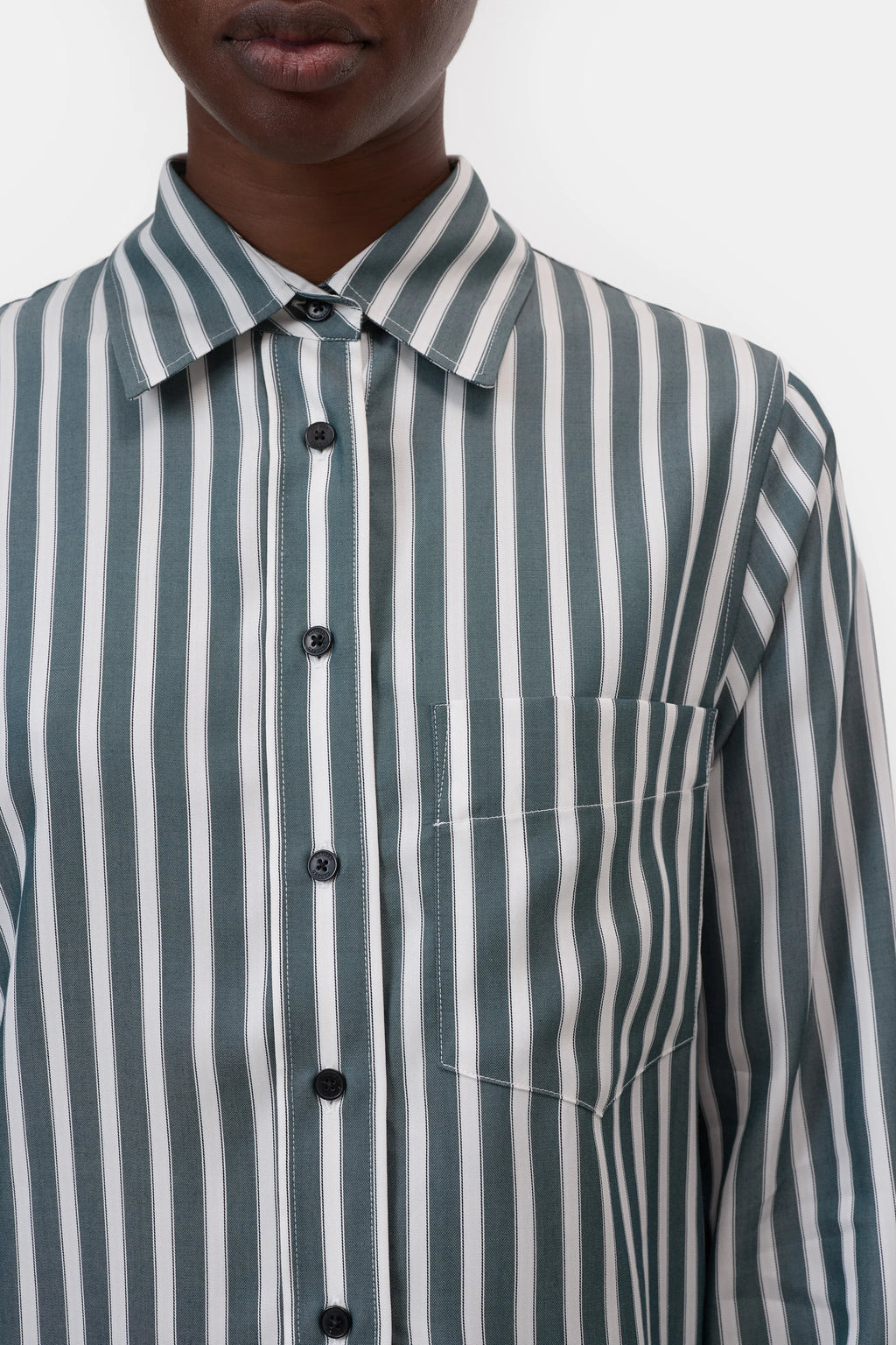 Closed Cropped Classic Shirt in Royal Green