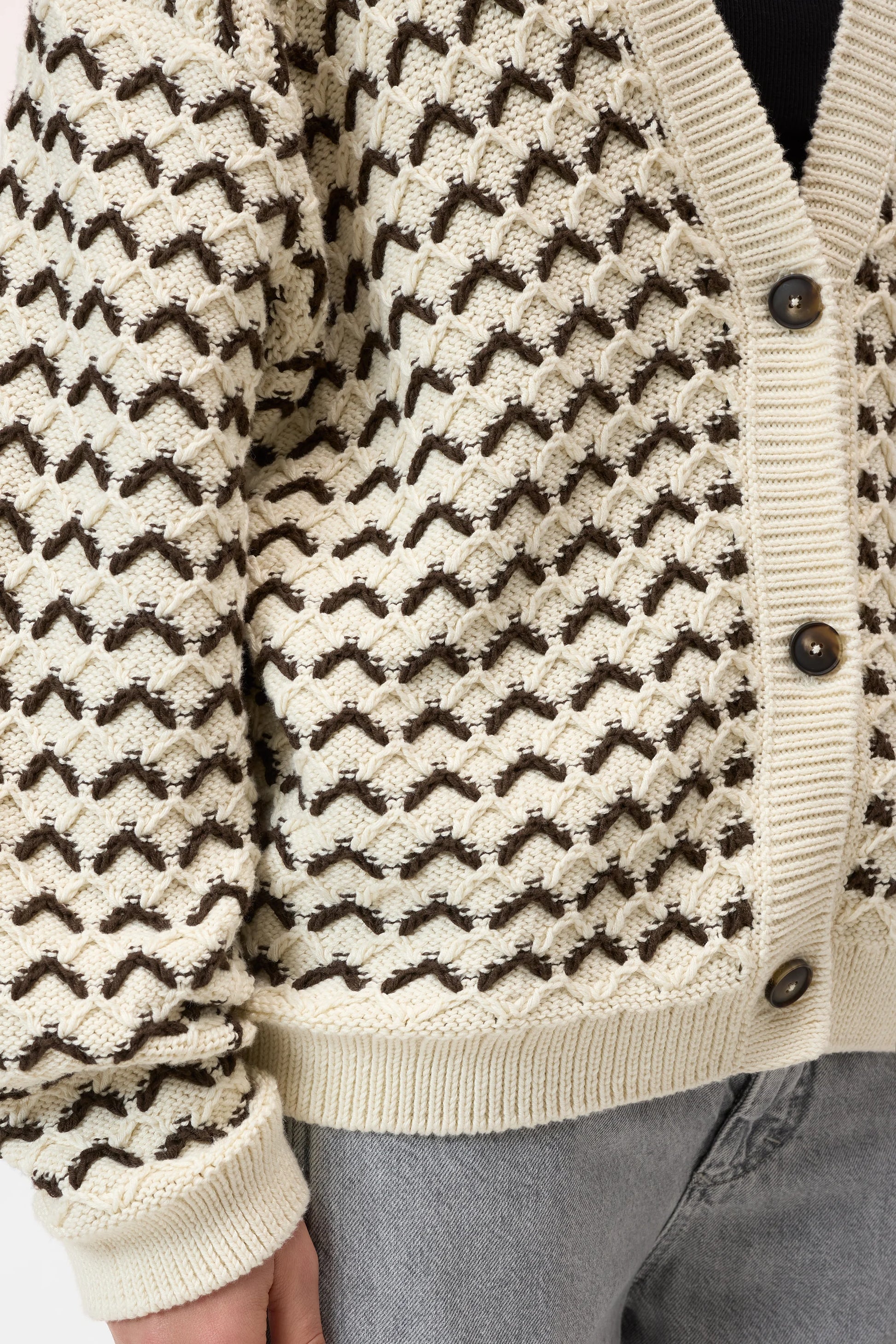Closed V-Neck Cardigan in Withered Beige