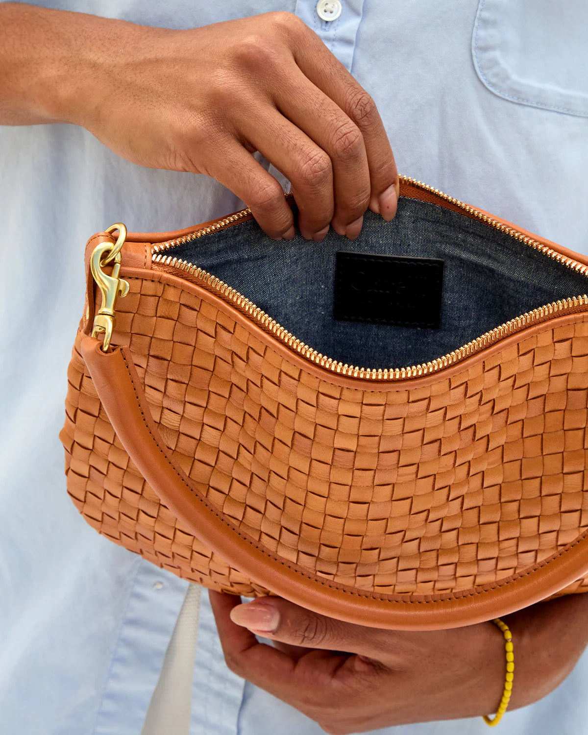 Clare V. Petit Moyen Messenger in Natural