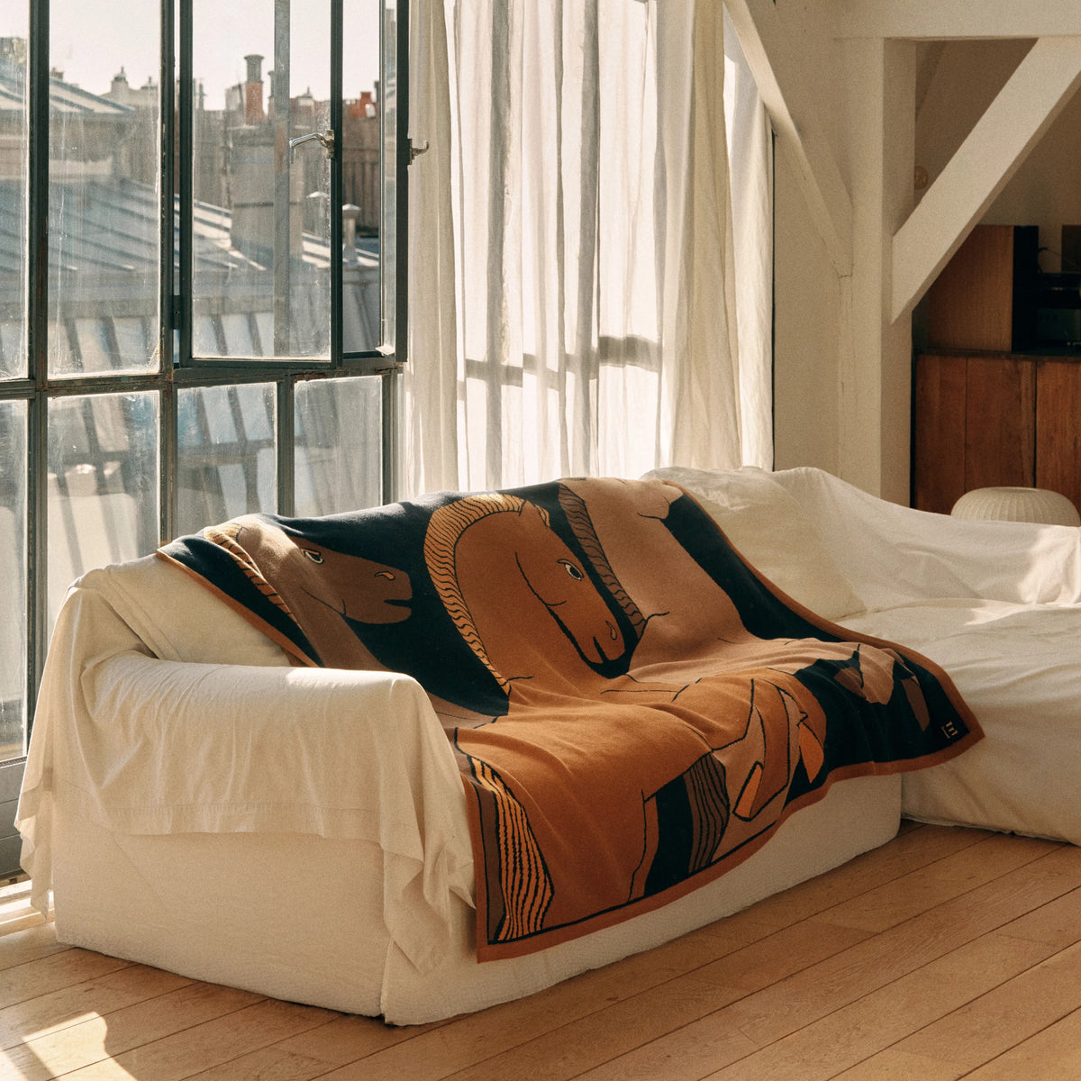 Inoui Editions Throw Cavale in Black